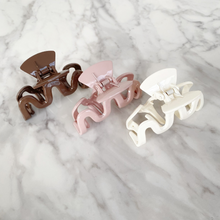 Load image into Gallery viewer, GISELE WAVE HAIR CLAW