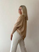 Load image into Gallery viewer, POCHETTE CAMEL KNIT JUMPER
